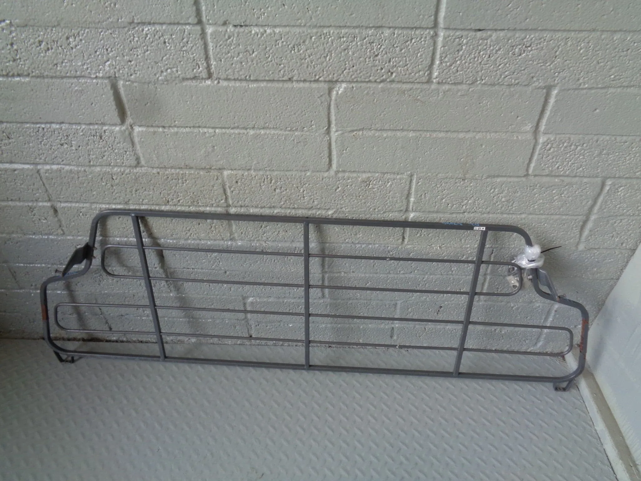 Discovery 2 Dog Guard Cage in Grey Travall Land Rover TDG 1014B CM 1998 to 2004