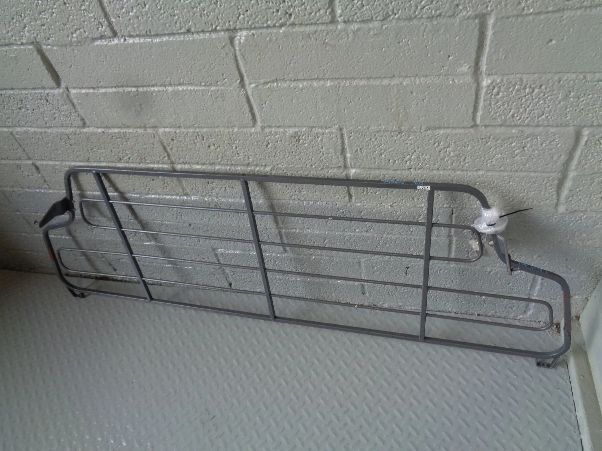 Discovery 2 Dog Guard Cage in Grey Travall Land Rover TDG 1014B CM 1998 to 2004
