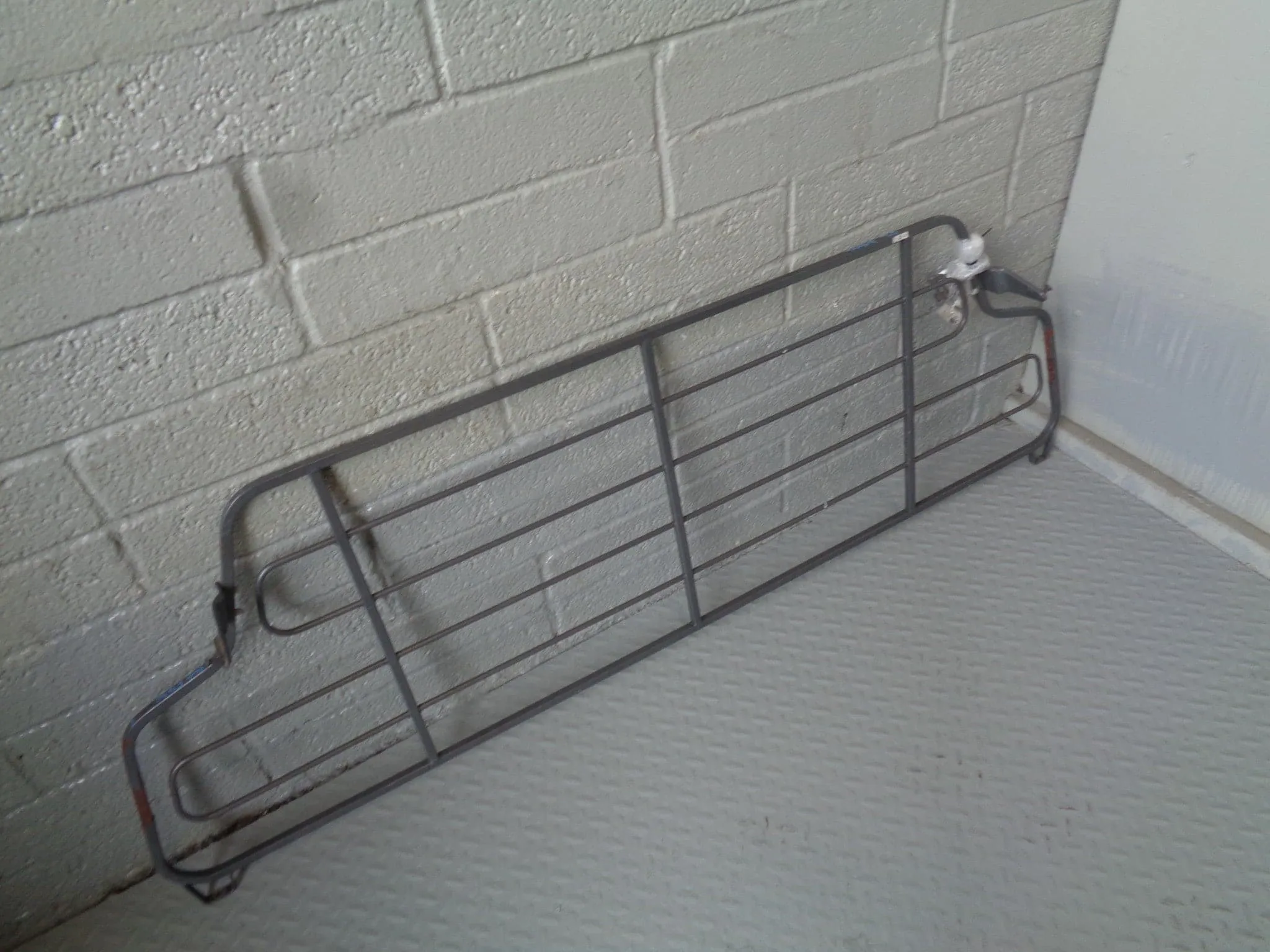 Discovery 2 Dog Guard Cage in Grey Travall Land Rover TDG 1014B CM 1998 to 2004